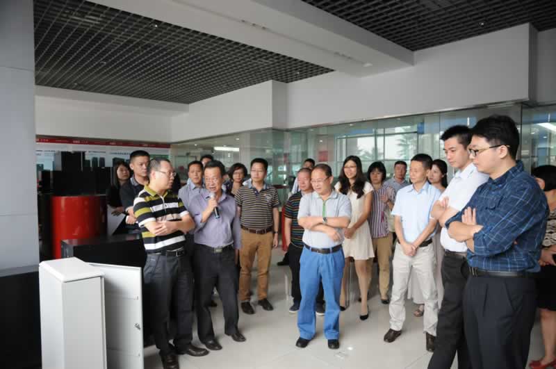 20141023代表團(tuán)各位領(lǐng)導(dǎo)參觀易事特展廳.jpg