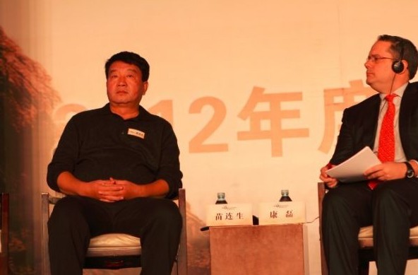 觀察家年會(huì):中央電視臺(tái)主持人杜斌對(duì)話英利集團(tuán)苗連生2012-12-19.jpg